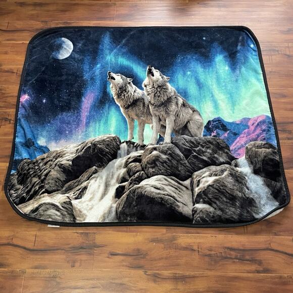 Wild Frontier Plush Throw Blanket 50”x 60” Wolf Pack Wilderness Northern Lights - Picture 1 of 7